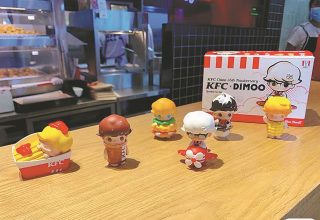 Новости Китая, утро: боксы KFC с игрушками Pop Mart и цифровая инсталляция на Великой стене