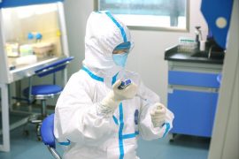 Китайские ученые за разработкой теста на Covid-19