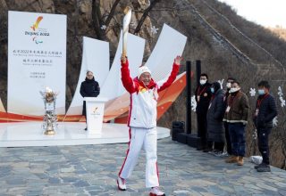 Первым паралимпийским факелоносцем в Пекине стал китаец, который покорил Эверест на протезах для ног в 69 лет