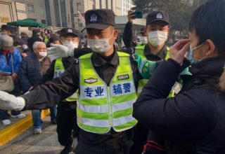 Локдаун в Шанхае: полицейский насильно отправил в карантинный центр здоровую семью