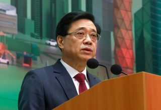 ЭКДайджест. Китай за неделю: новый безальтернативный глава Гонконга, серебро в Кубке Убер, цензура советов ВОЗ