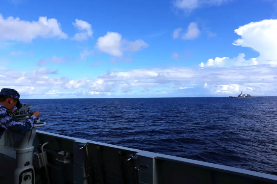Китайский военный наблюдает за движением американского эсминца