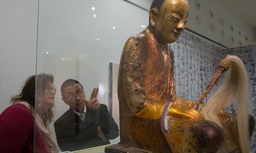 Статуя буддистского монаха на выставке в Венгрии