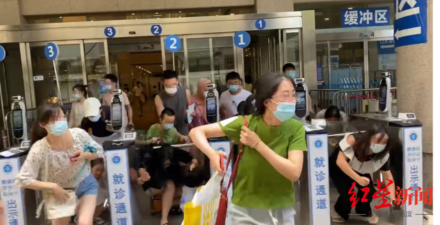 Люди убегают из больницы Жуйцзинь (район Хуанпу, Шанхай)
