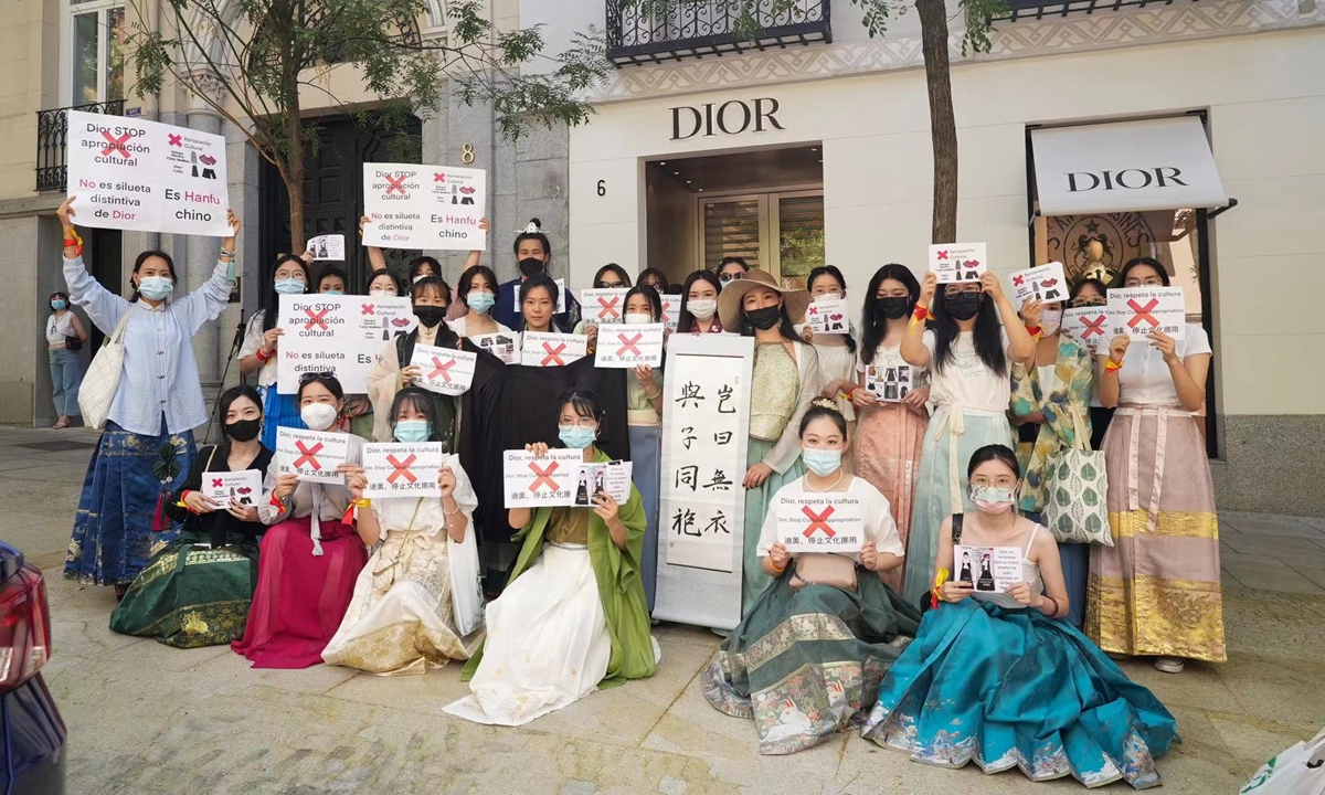 Китайцы протестуют против культурной апроприации у магазина Dior в Испании