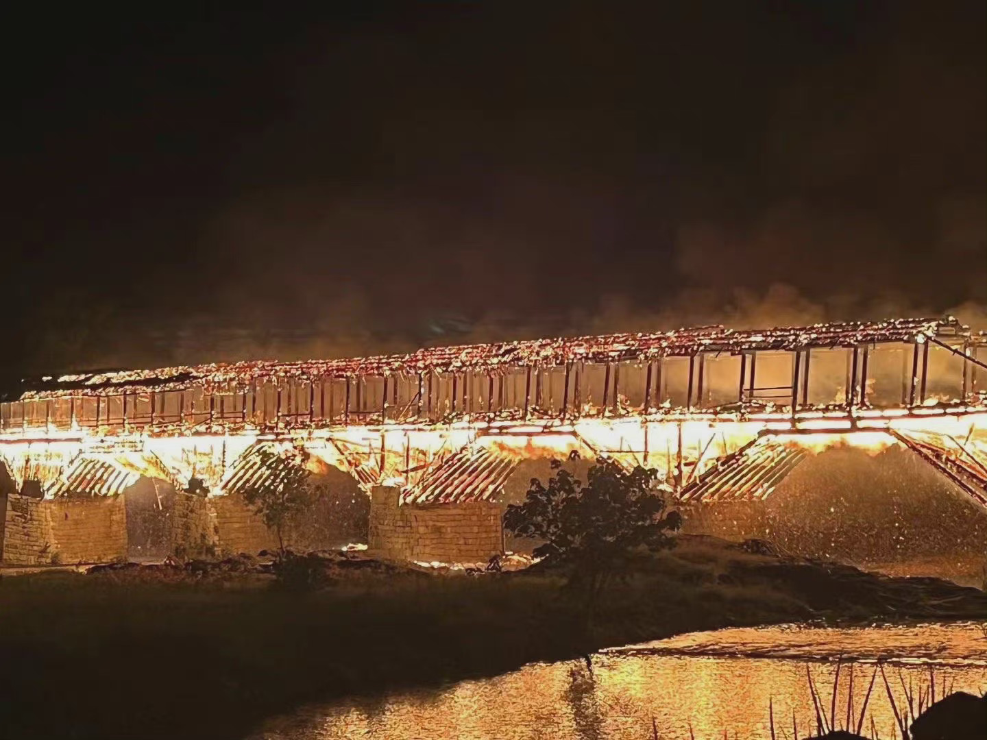 Сгоревший 900-летний мост Ваньань