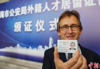 Bernard_L._Feringa_granted_Chinese_green_card_in_Shanghai_cropped.jpg