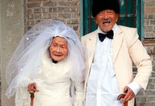 Wu-Conghan-101-and-his-103-year-old-wife-pose-for-photos-while-wearing-wedding-clothes-e1412176193989.jpg