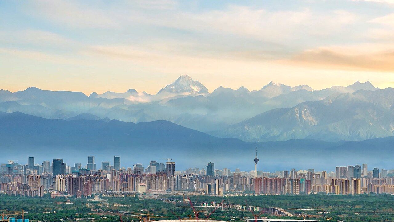 _Chengdu_skyline_with_snow_capped_mountains.jpg