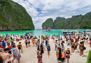 chinese-tourists-in-thailand-beach-e1514300256447.jpg