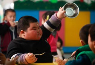 xiao-hao-chinese-4-year-old-fatty-boy-62kg-06-eating-in-class-758x506.jpg